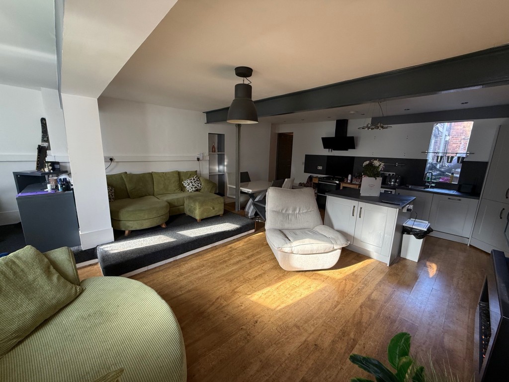 Lot: 102 - THREE STOREY TOWN CENTRE BUILDING - Reverse angle showing the kitchen